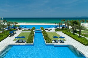 Ulkouima-allas avoinna 7.00–19.00, ilmaisia cabañoita, aurinkovarjoja