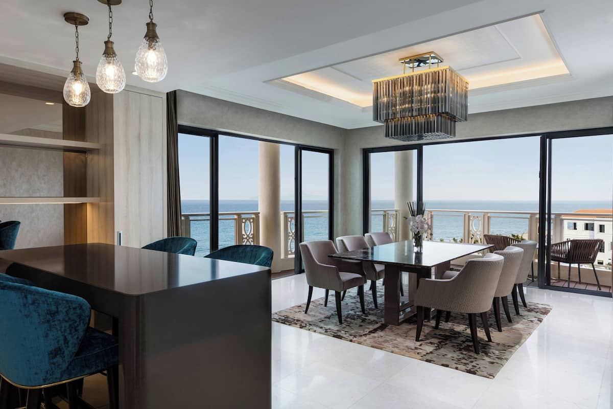 Suite, 1 habitación, para no fumadores, vista parcial al mar (Corner) | 1 habitación, ropa de cama de alta calidad y minibar