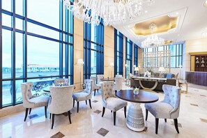 3 bars/lounges, een poolbar, een strandbar