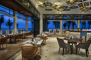 3 restaurantes; se sirve desayuno, almuerzo y cena; cocina fusión