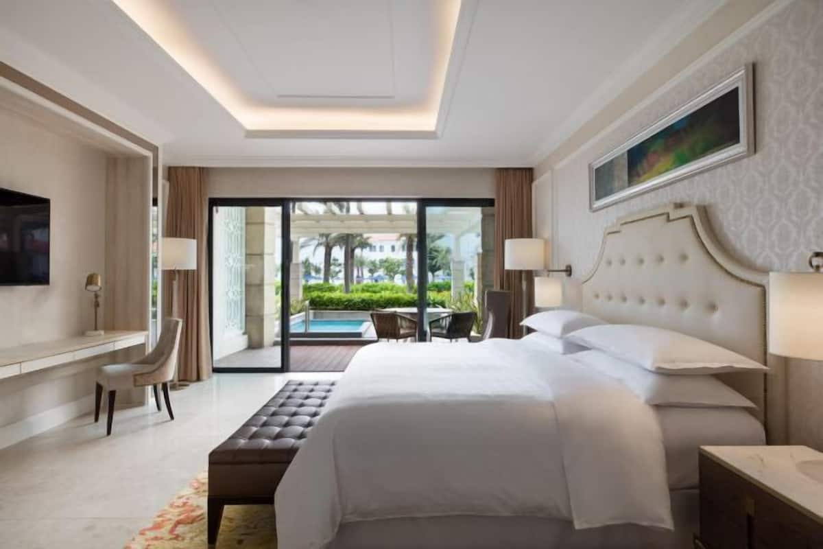 1 bedroom, premium bedding, minibar, in-room safe