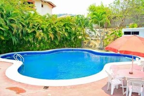 Kolam renang outdoor, dengan kursi berjemur