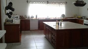 ํจ๋ฐ๋ฆฌ ํ์ดํ, ์นจ์ค 5๊ฐ | ์ ์ฉ ์ฃผ๋ฐฉ | ๋์ฅ๊ณ , ์ ์๋ ์ธ์ง, ์ค๋ธ, ์ฟกํ