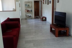 Townhouse Keluarga, 5 kamar tidur | Area keluarga | TV layar datar