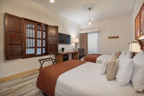 Vierpersoonskamer, 2 tweepersoonsbedden | Uitzicht vanuit de kamer