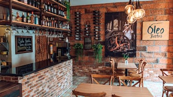 Se sirven desayunos, almuerzos y cenas; cocina local e internacional