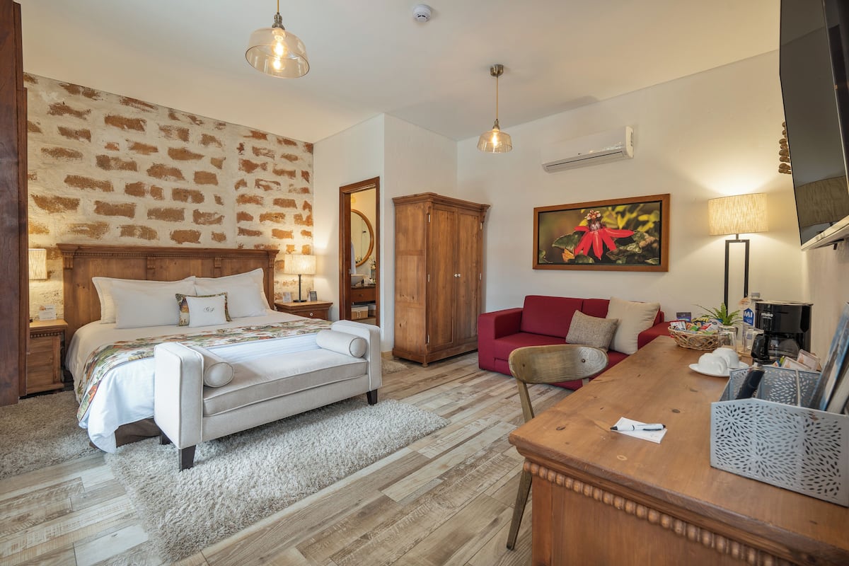 خزنة داخل الغرفة ومكتب ومكواة/لوح كي وأسرّة أطفال/رضّع (مجانًا)