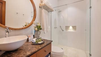 Shower, rainfall showerhead, free toiletries, bathrobes