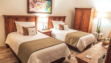 Kahden hengen huone (kaksi sänkyä) | Tallelokero huoneessa, työpöytä, silitysrauta/-lauta