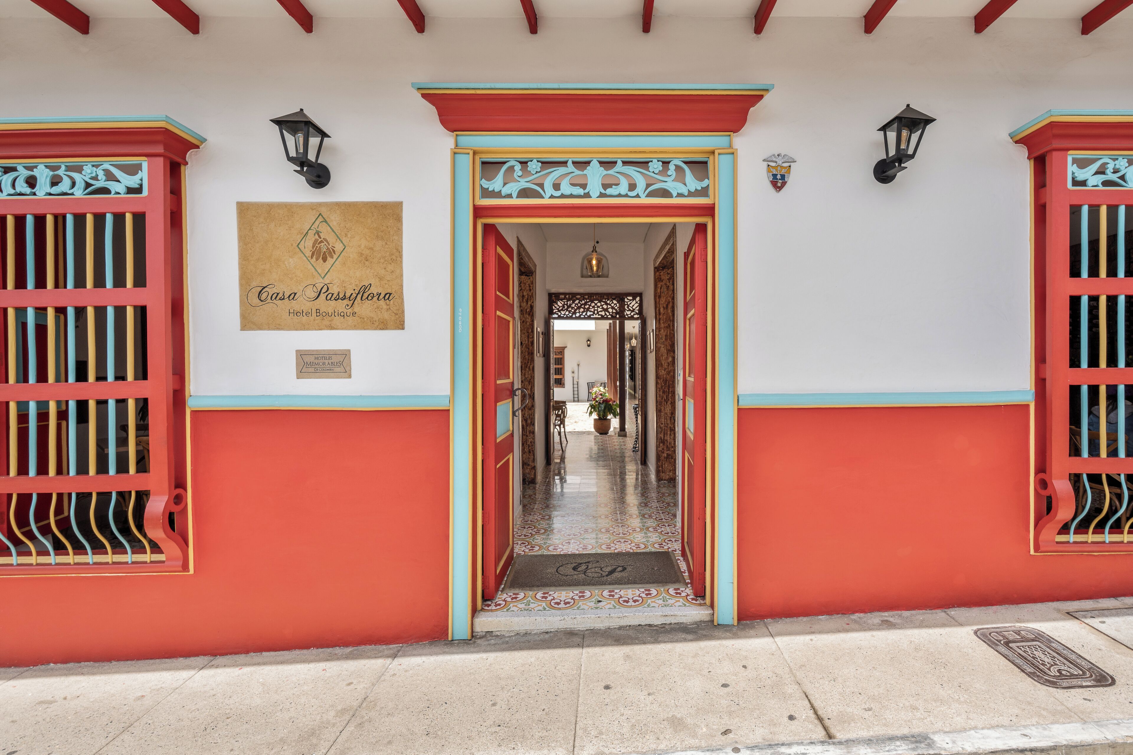 A hotel entrance with a sign reading 'Casa Passiflora Hotel Boutique.'