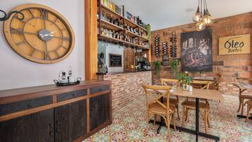 Serveert ontbijt, lunch, diner, lokale en internationale gerechten