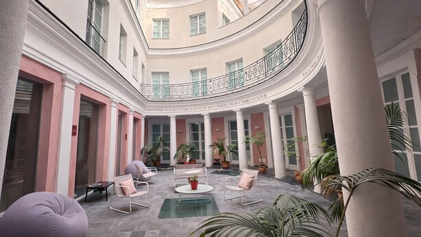 A multi-level atrium with a glass ceiling, columns, and seating areas. - Hotel Terme Neronensis (Pozzuoli)