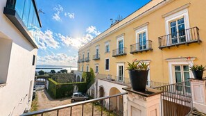 Luxury Quadruple Room | Balcony view - Hotel Terme Neronensis (Pozzuoli)