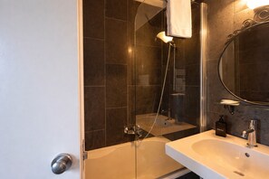 Suite de luxe | Bany | Articles de tocador gratuïts, assecador de cabells, bidet i tovalloles 