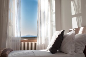 Habitació doble panoràmica, 1 llit doble, amb bany privat | 1 dormitori, roba de llit d'alta qualitat, cobrellits i minibar 