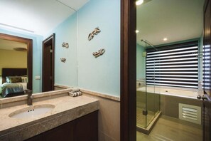 Exclusive Duplex, 2 Bedrooms | Bathroom | Shower, hair dryer, towels