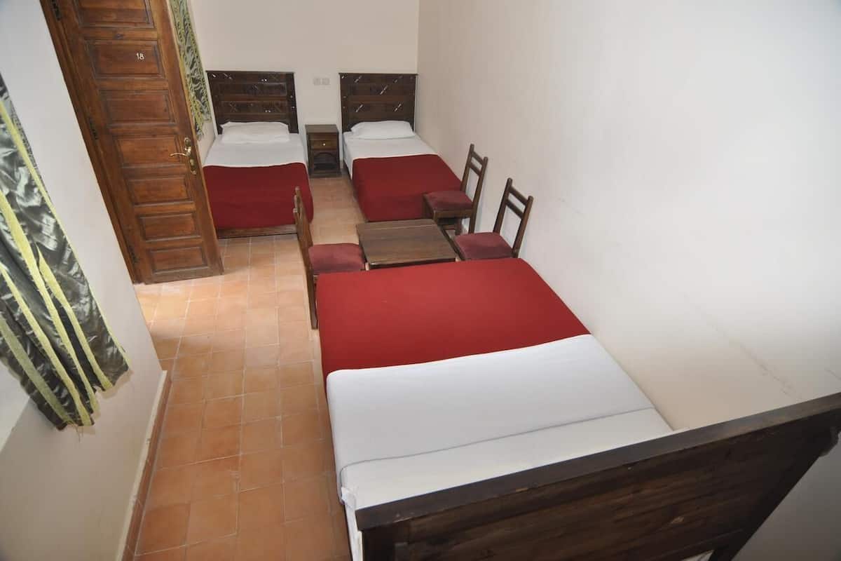Cortinas blackout, wifi gratis y ropa de cama