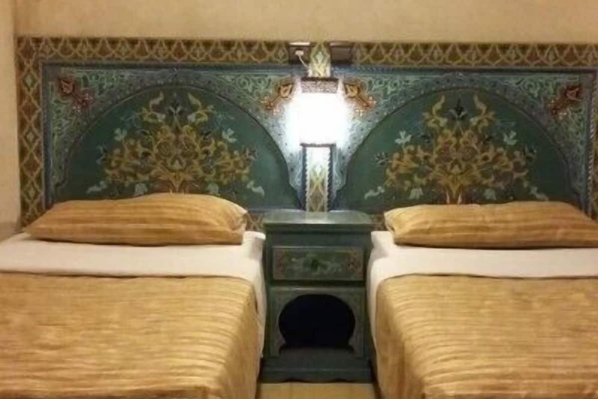 Cortinas blackout, wifi gratis y ropa de cama