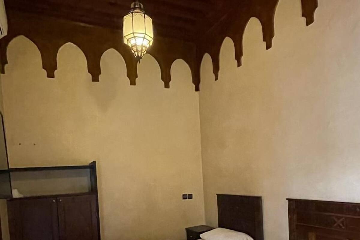 Cortinas blackout, wifi gratis y ropa de cama