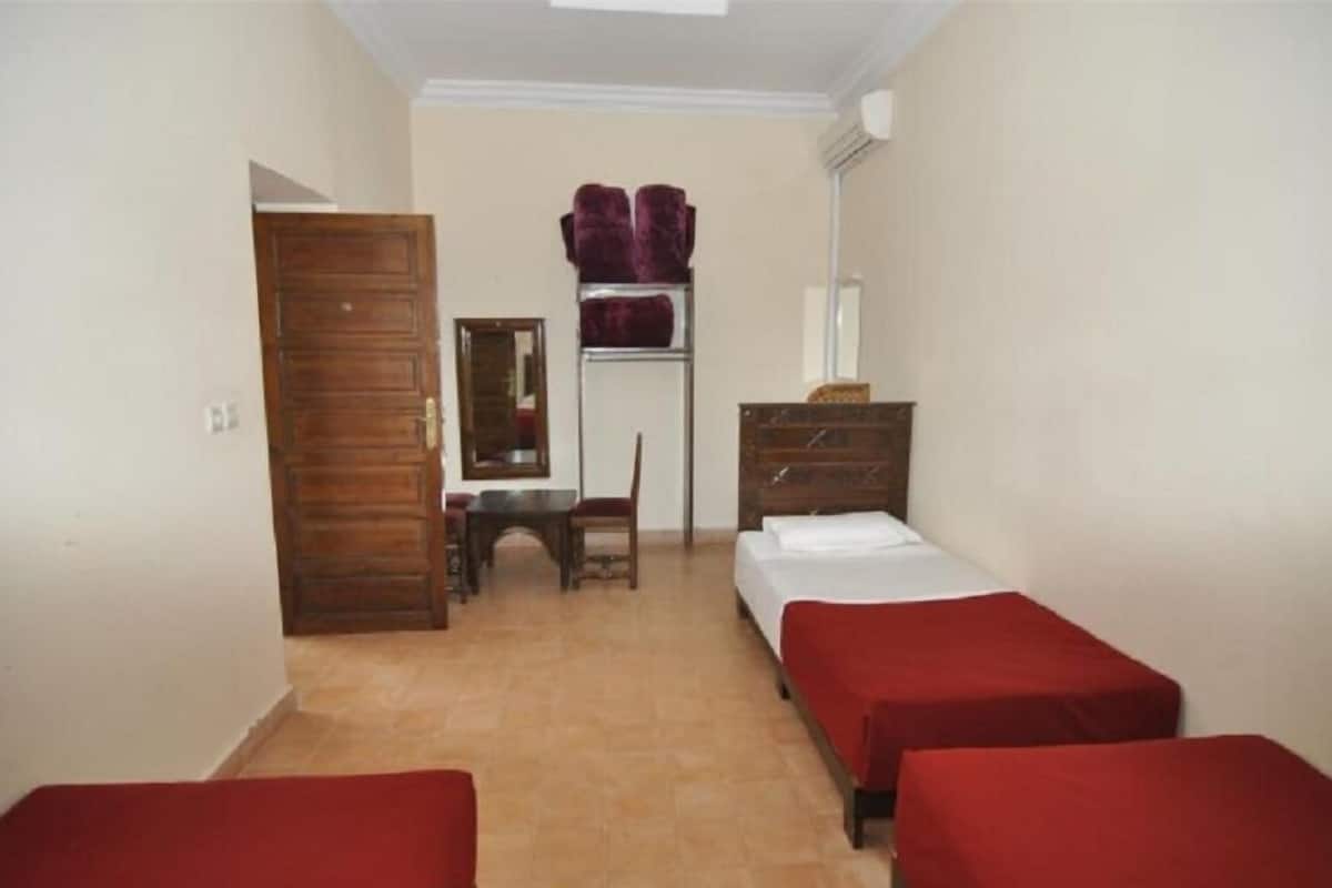 Cortinas blackout, wifi gratis y ropa de cama