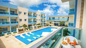 Apartment with pool view | Una cassaforte in camera, una scrivania, insonorizzazione