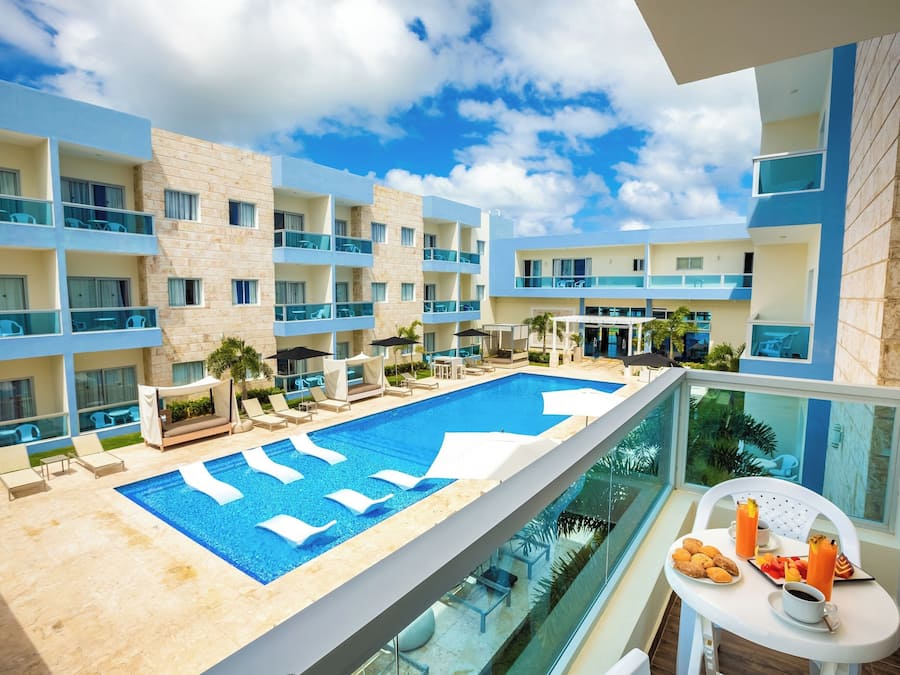 Apartment with pool view