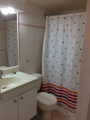 Apartamento, 3 habitaciones | Baño | Ducha y toallas