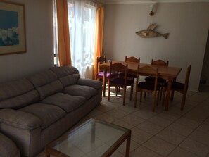 Apartamento, 3 habitaciones | Zona de estar | Una televisión