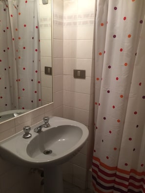 Departamento, 3 habitaciones | Lavabo en el baño