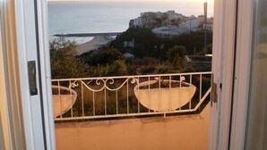 A balcony with a view of the sea and buildings. - Hotel Belvedere (Sperlonga)