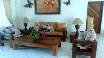 ํจ๋ฐ๋ฆฌ ํ์ดํ, ์นจ์ค 4๊ฐ | ๊ฑฐ์ค ๊ณต๊ฐ | ํ๋ฉด TV