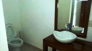 Townhouse Keluarga, 4 kamar tidur | Kamar mandi | Shower dan handuk