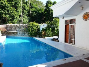 Kolam renang outdoor, dengan kursi berjemur