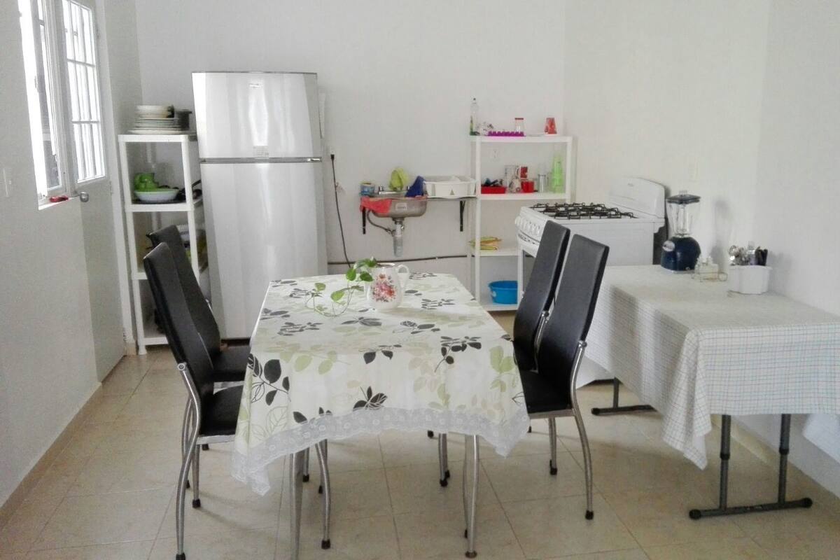 Casa família, várias camas | Opções para refeição no quarto