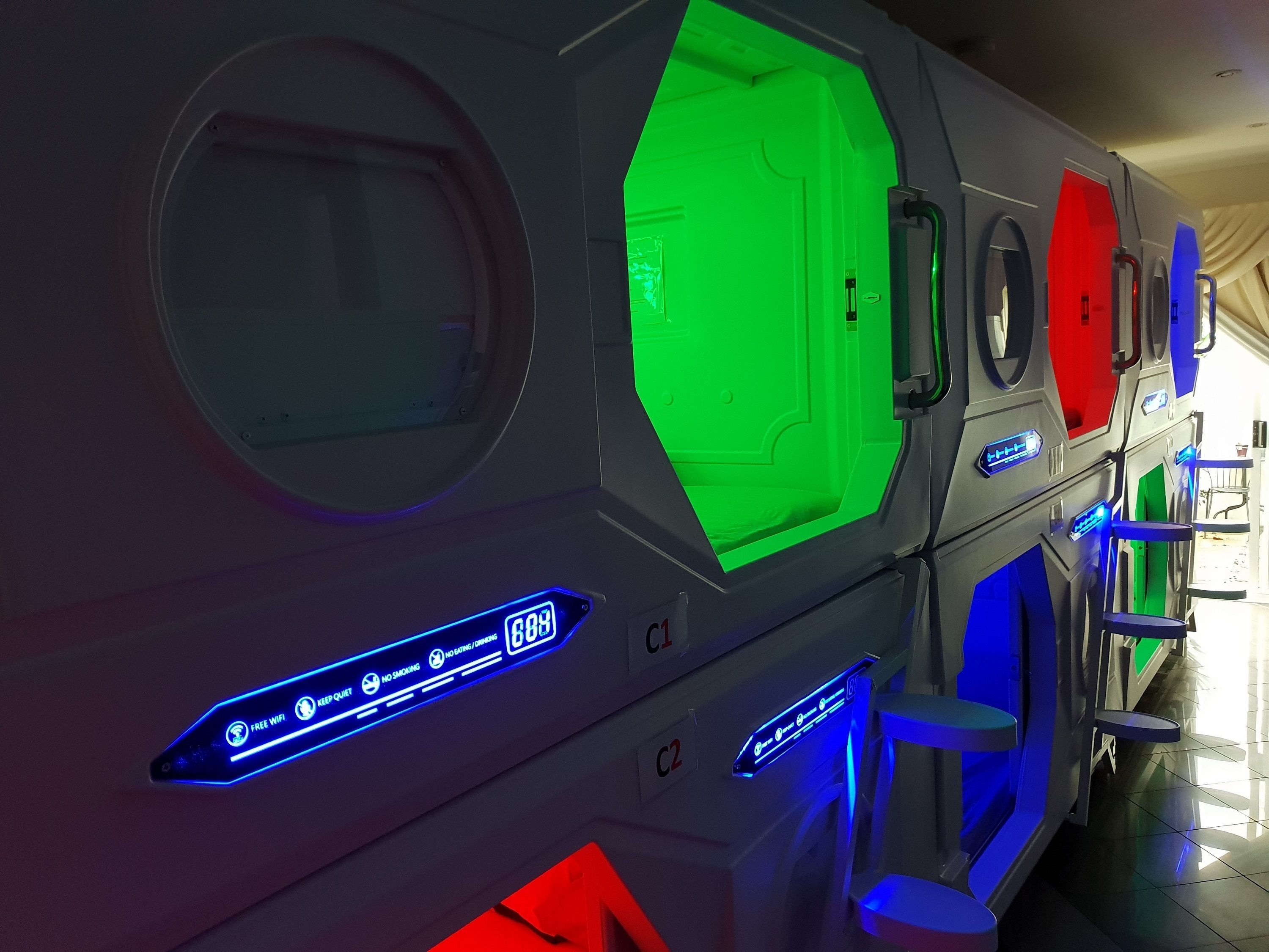 Interior futurista de vehículo con paneles iluminados, zonas de asiento y controles.