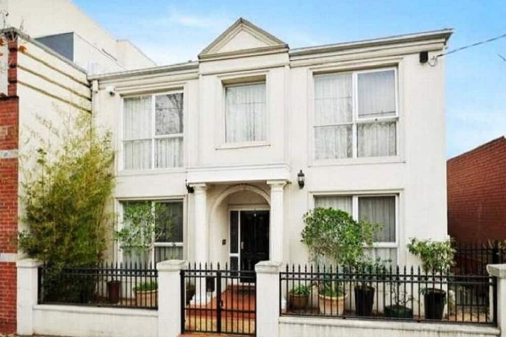 Abbotsford Private Rooms & Pods @ 15 Charles Homestay