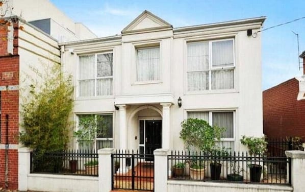 Front of property - Abbotsford Private Rooms & Pods @ 15 Charles Homestay (Abbotsford)