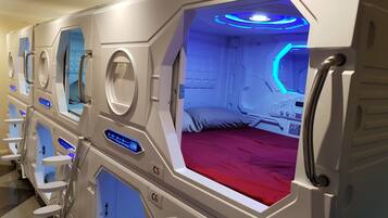 Capsule Pod | Ruang kerja komputer riba, seterika/papan seterika, Wi-fi percuma