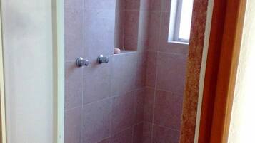 Family Townhome, 5 Bedrooms | Bathroom | Shower, towels