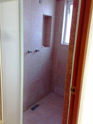 Townhouse Keluarga, 5 kamar tidur | Kamar mandi | Shower dan handuk