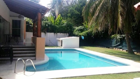 Kolam renang outdoor