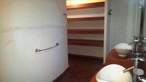 Townhouse Keluarga, 4 kamar tidur | Kamar mandi | Shower dan handuk