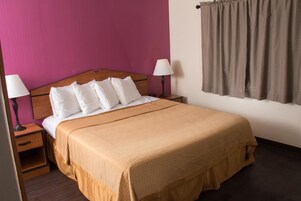 Quarto básico, 1 cama King | Escrivaninha, Wi-Fi de cortesia, roupa de cama