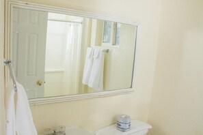 Shower, free toiletries, towels, soap - Budget Inn (Caldwell)