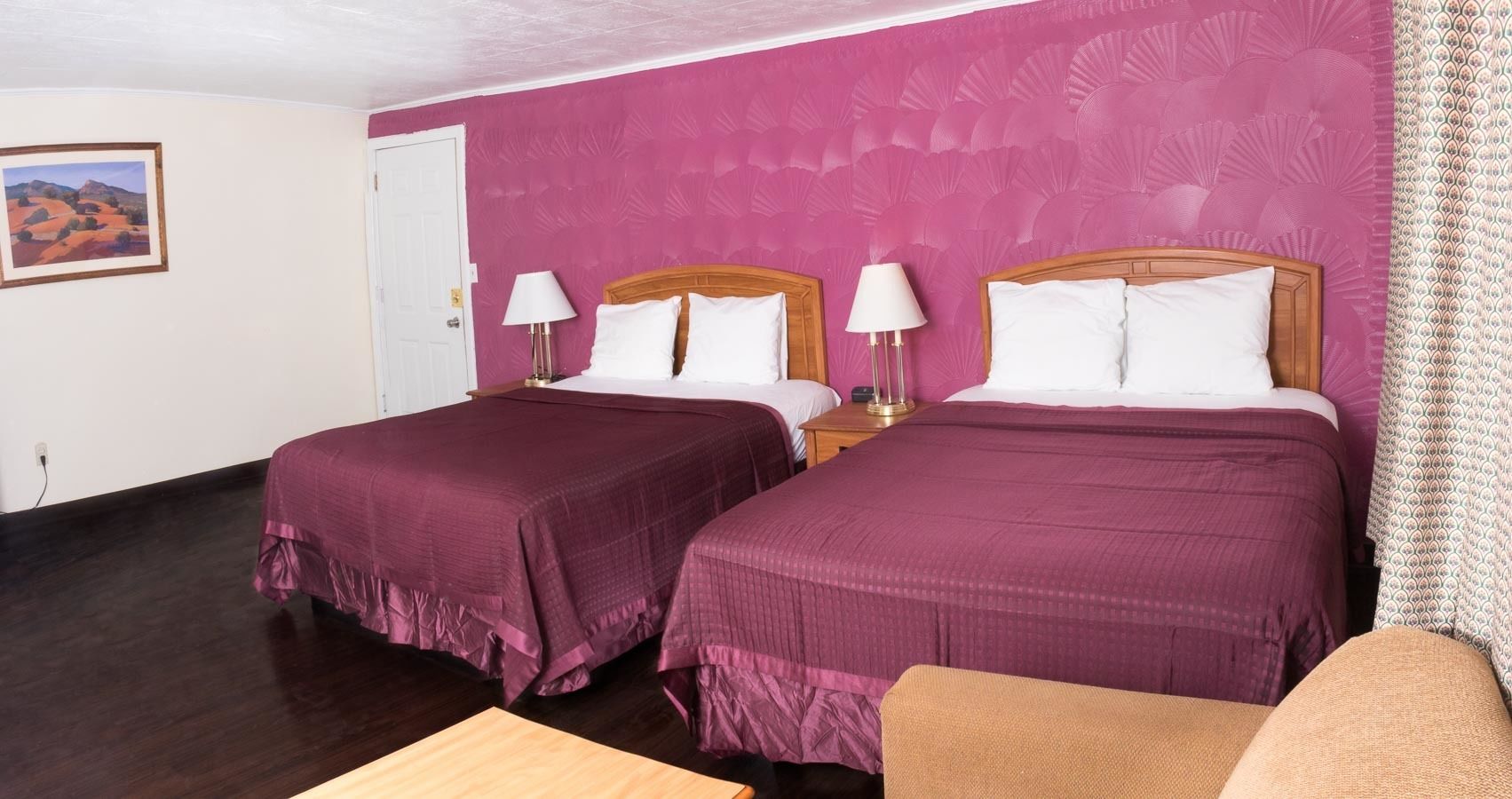 Een bureau, gratis wifi, beddengoed