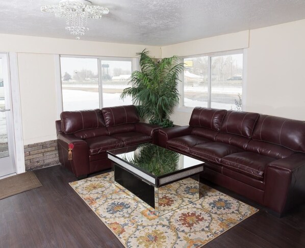 43-inch flat-screen TV with satellite channels, TV - Budget Inn (Caldwell)