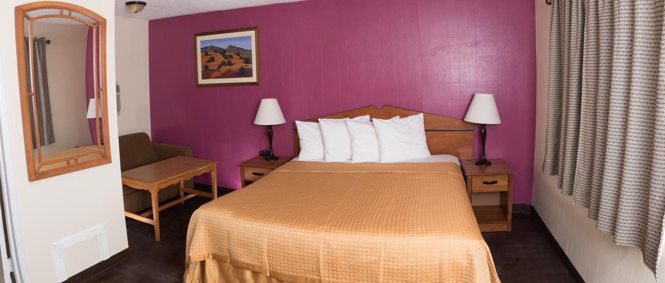 مكتب وواي فاي مجانًا وملاءات أسرّة