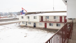 A building with a sign reading "Budget Inn" and "EXIT EXIT EXIT" on the roof. - Budget Inn (Caldwell)