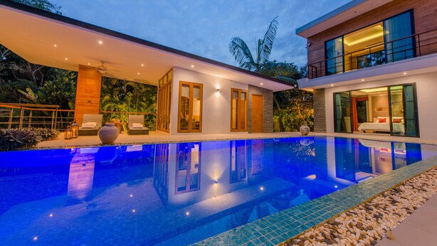 A modern house with a swimming pool, large windows, and a balcony. - Moin Lakeside Pool Villa ChiangMai (Hang Dong)