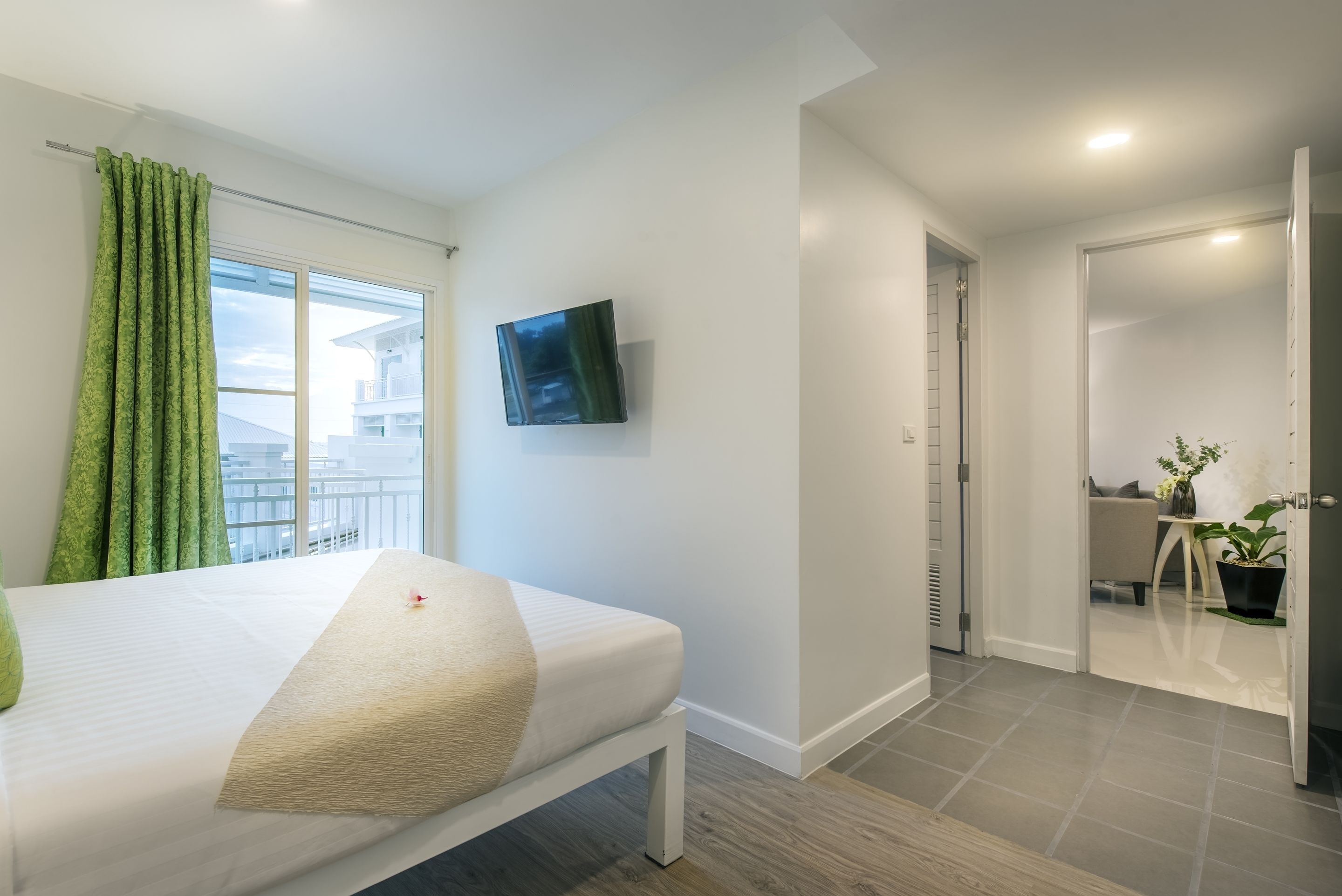 ตู้นิรภัยในห้องพัก, ผ้าม่านกันแสง, Wi-Fi ฟรี